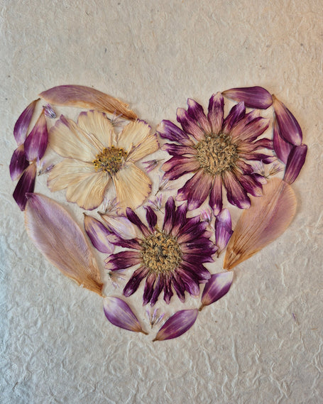 Composition florale artisanale sur papier lokta