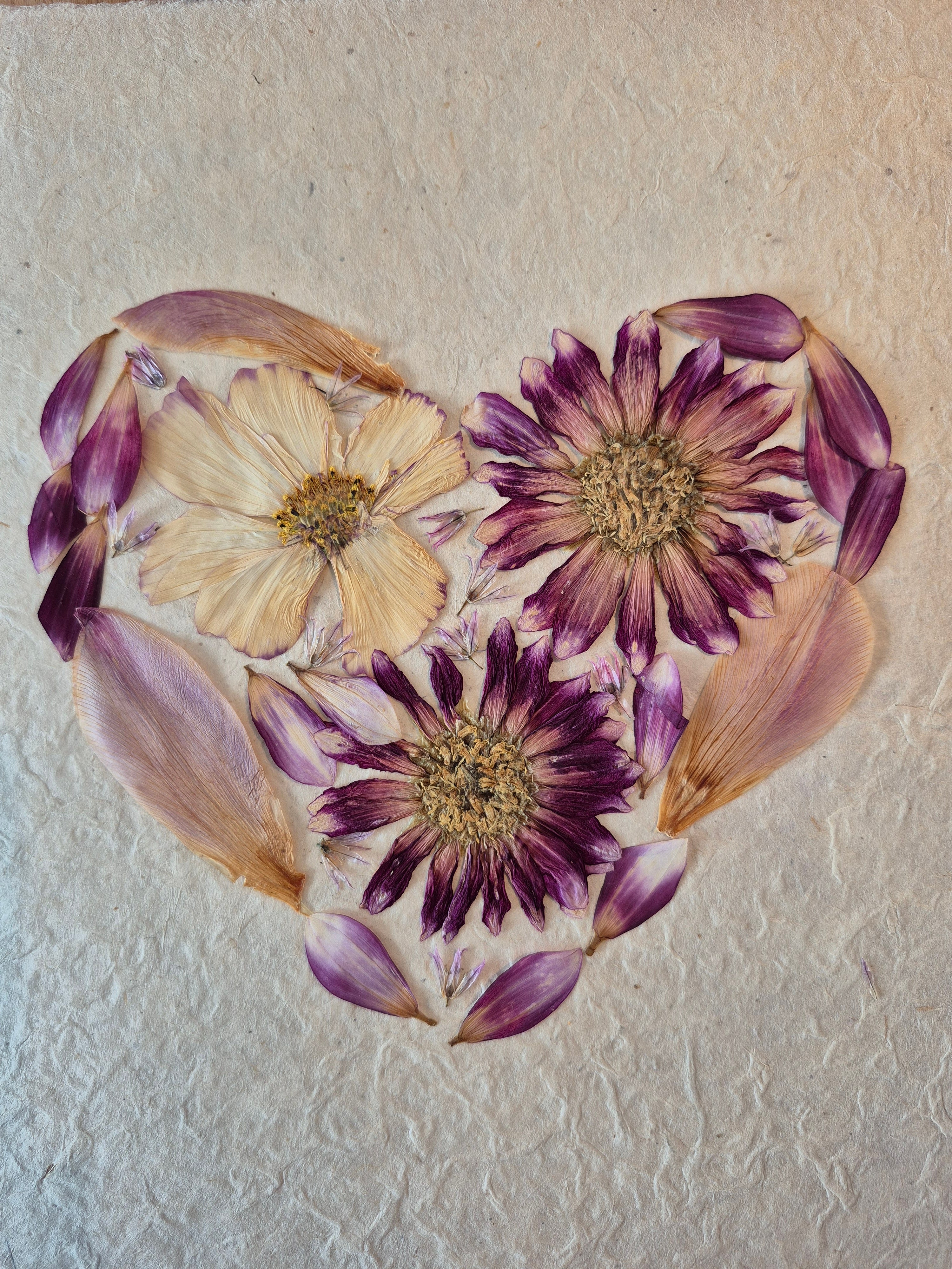 Composition florale artisanale sur papier Lokta, 