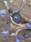 Collier de bois - Pensée