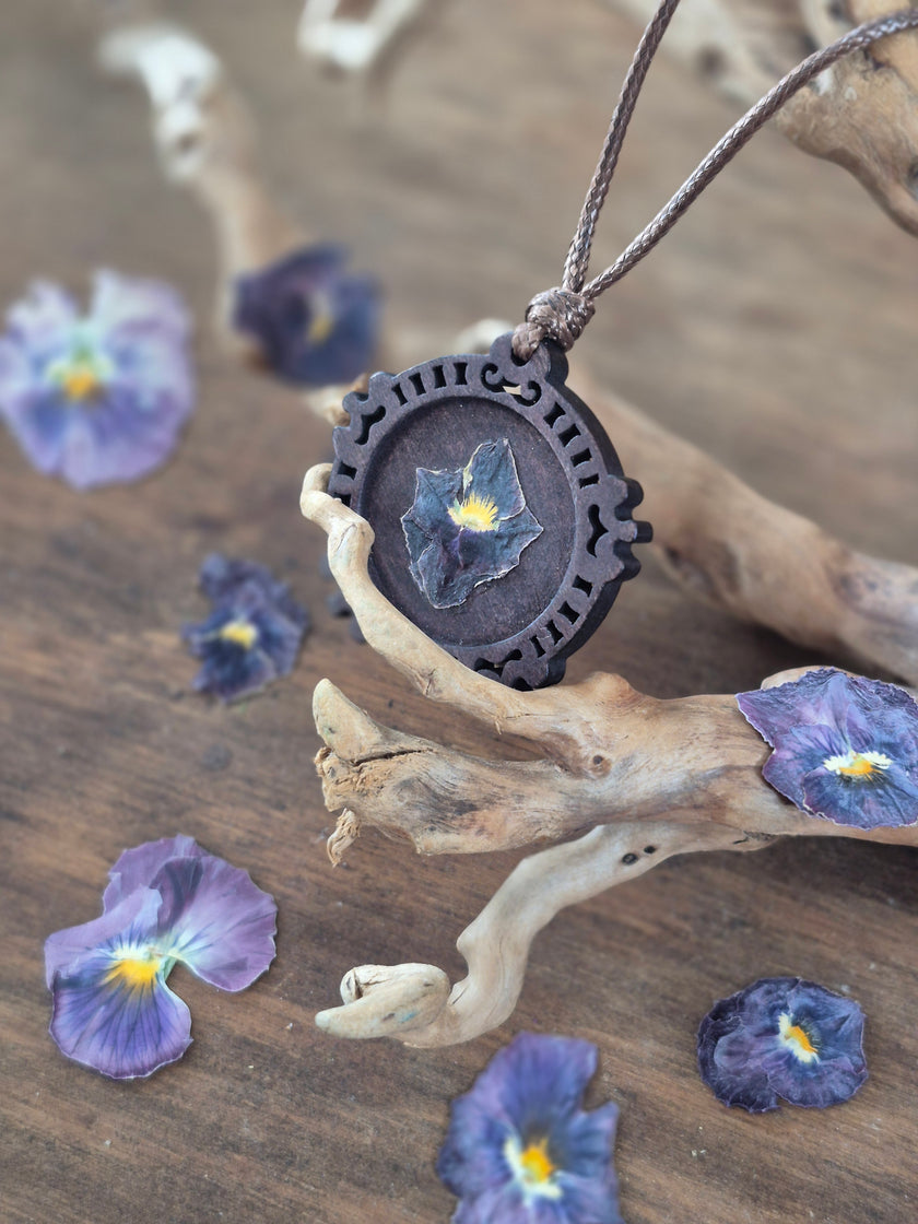 Collier de bois - Pensée