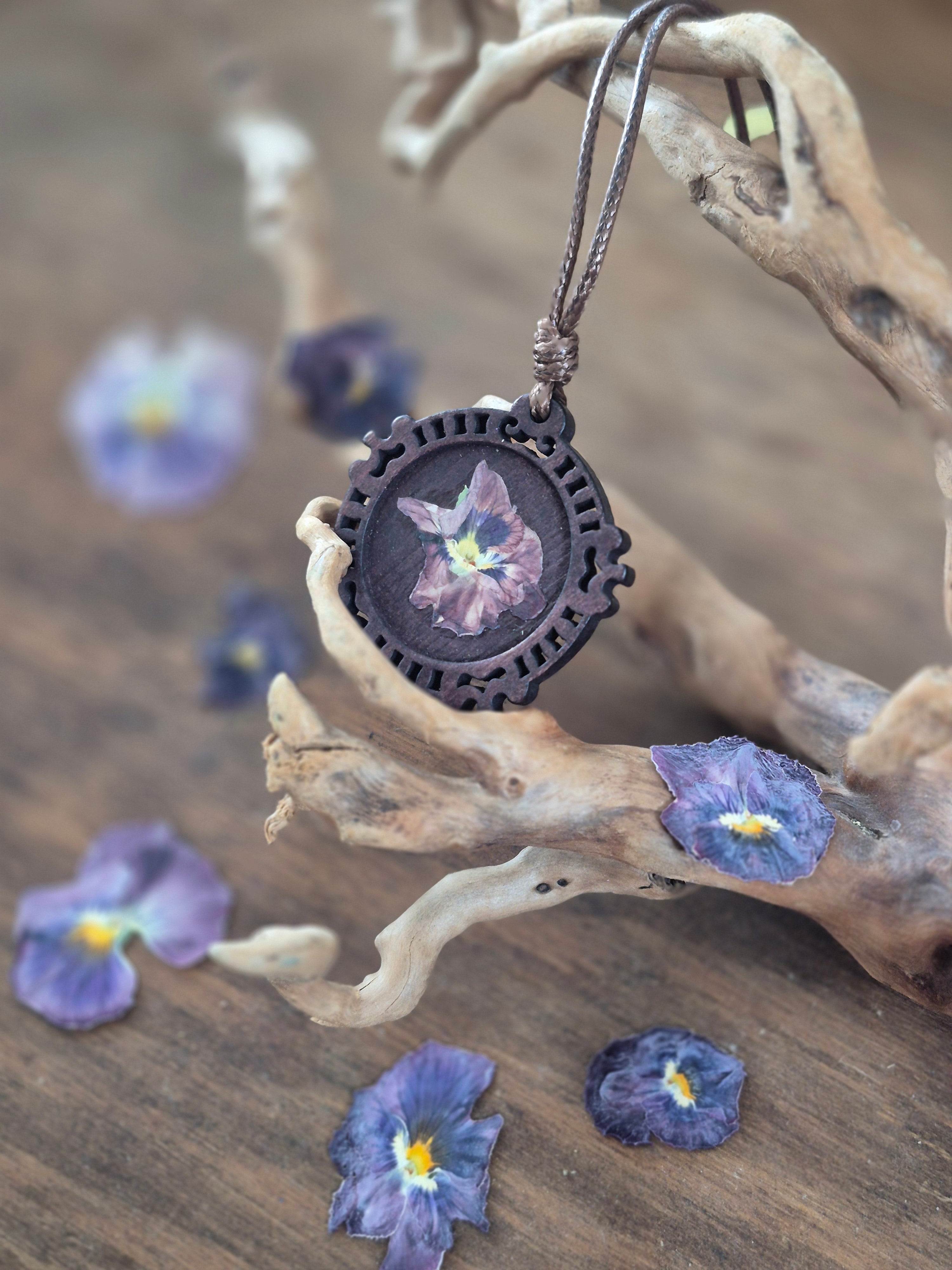 Collier de bois - Pensée