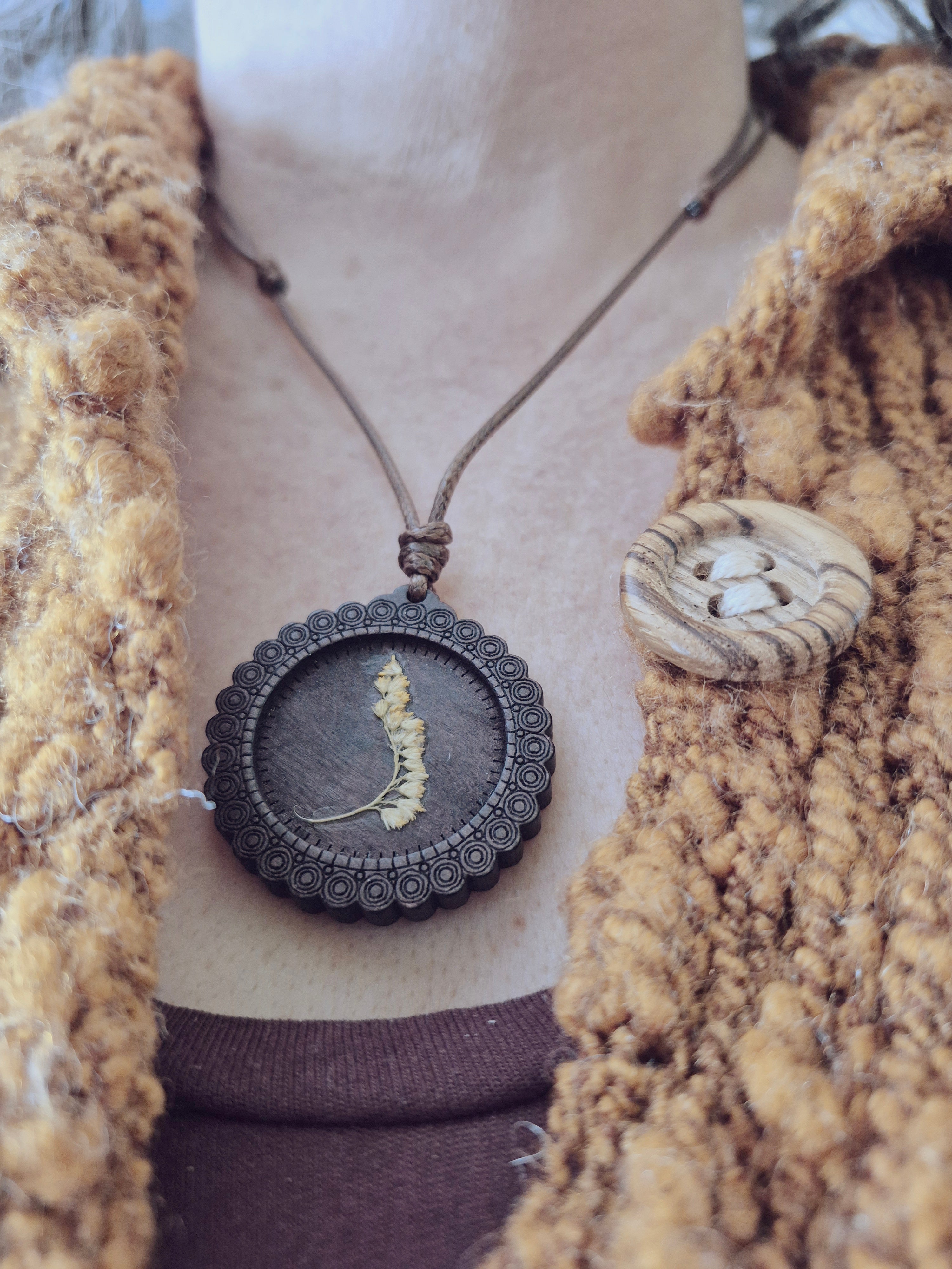 Collier de bois -Verge d'or