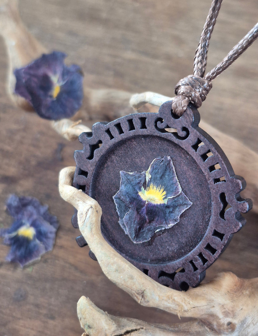 Collier de bois - Pensée