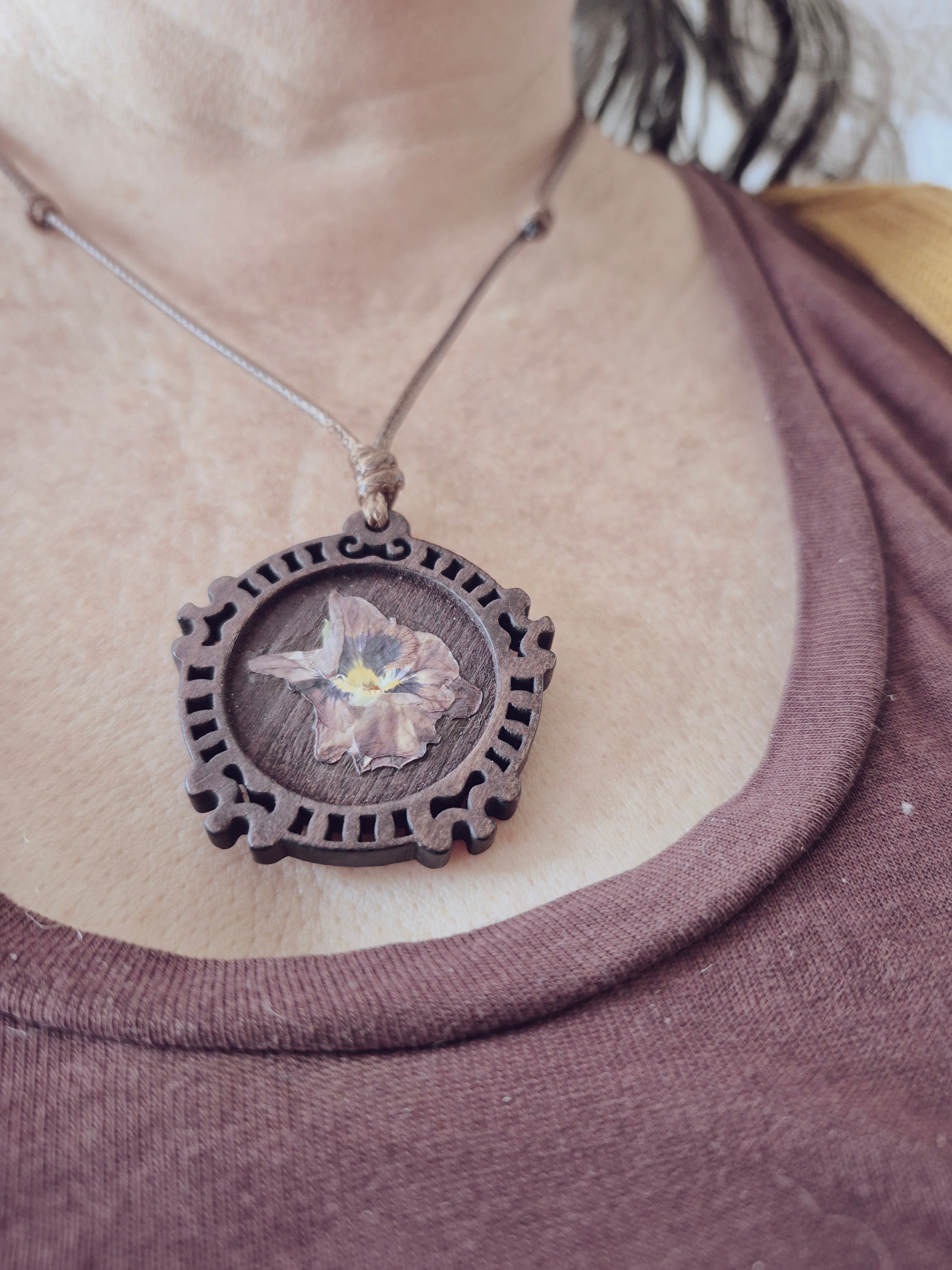 Collier de bois - Pensée