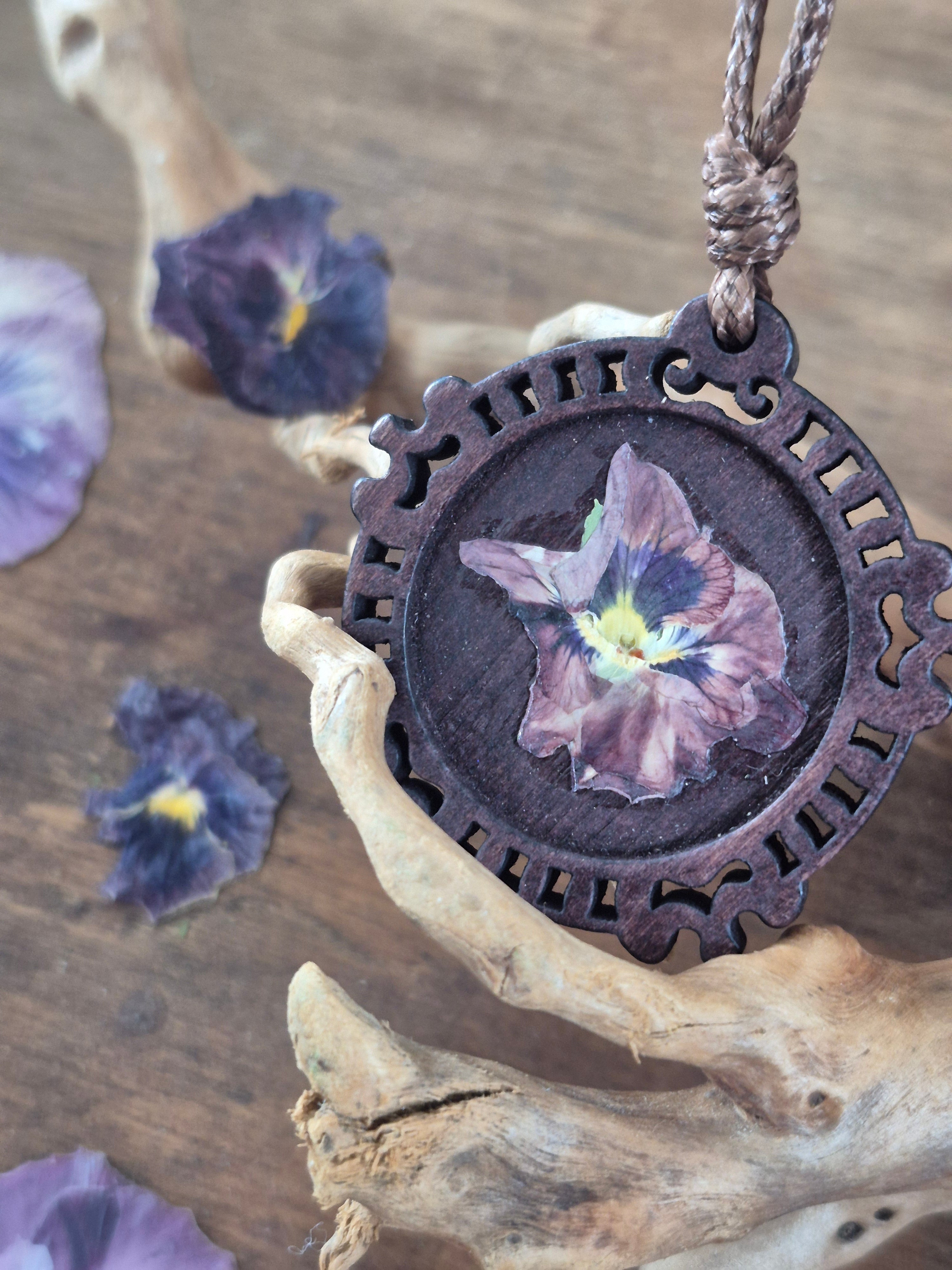 Collier de bois - Pensée