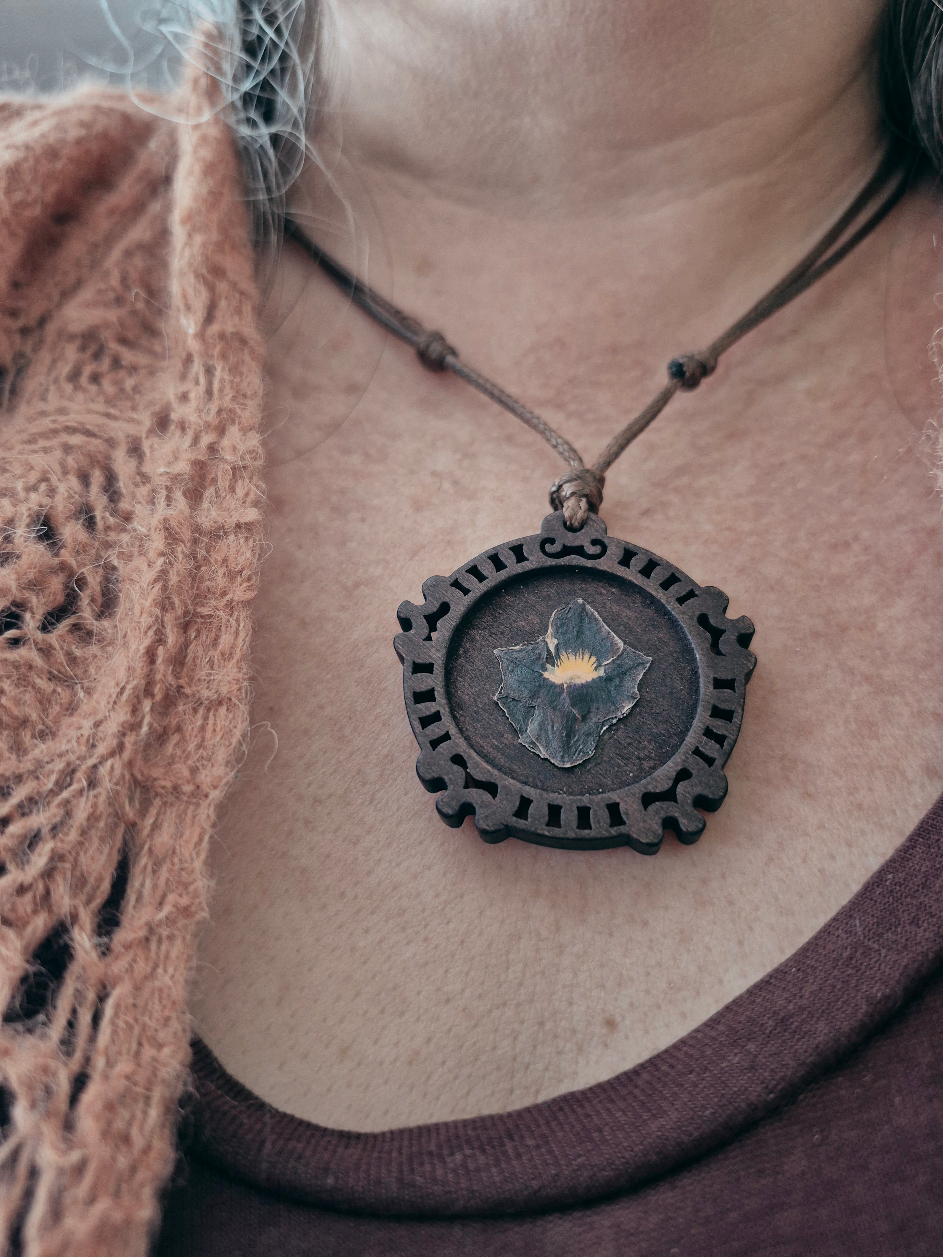 Collier de bois - Pensée