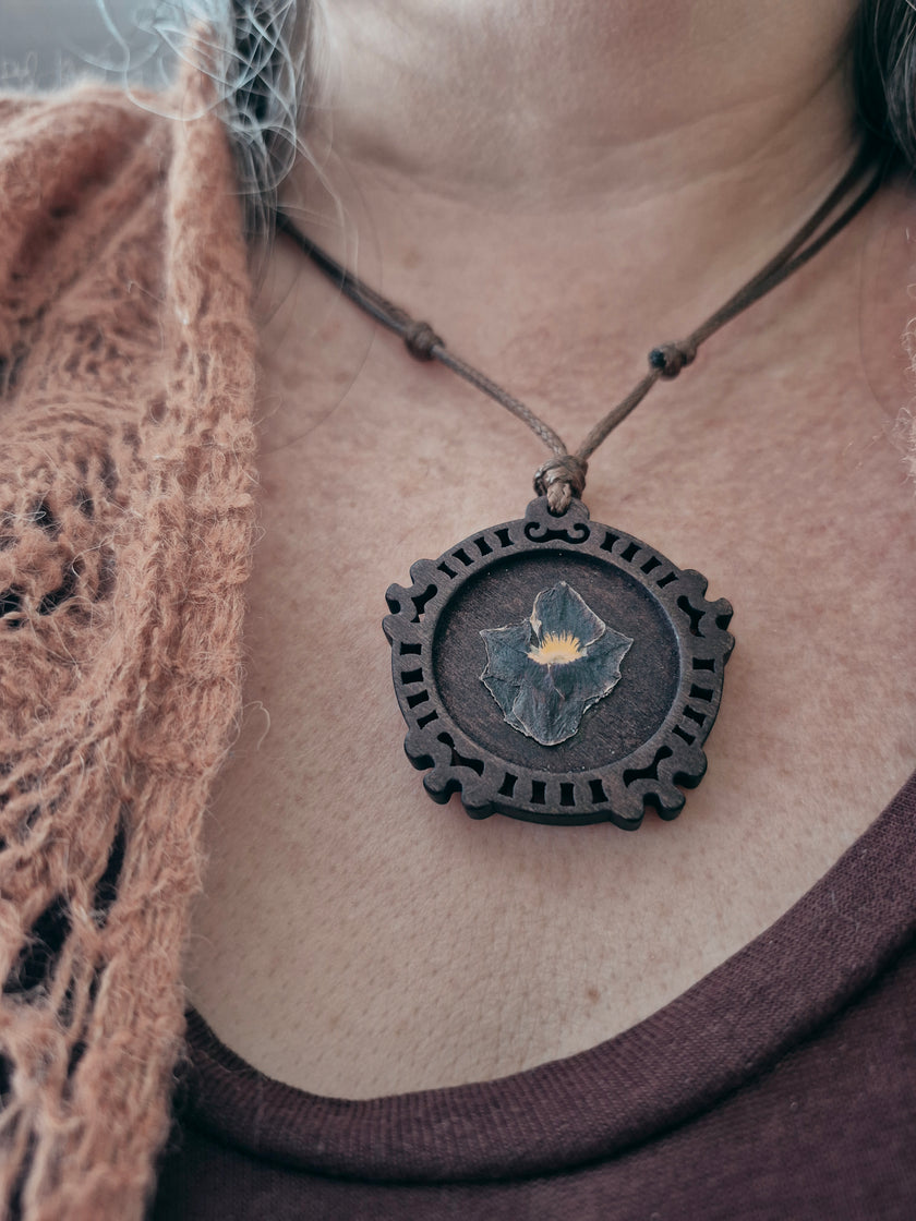 Collier de bois - Pensée