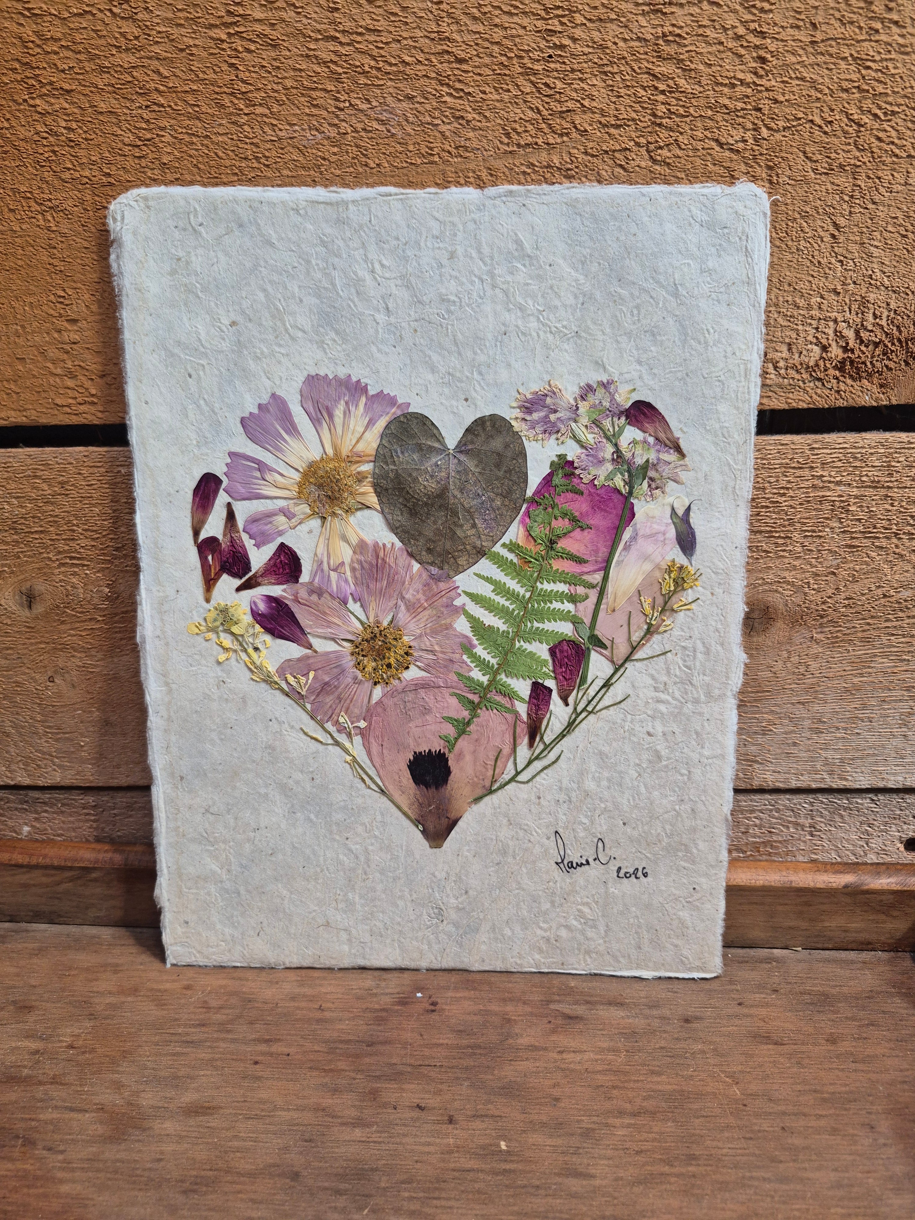 Composition florale artisanale sur papier Lokta, 
