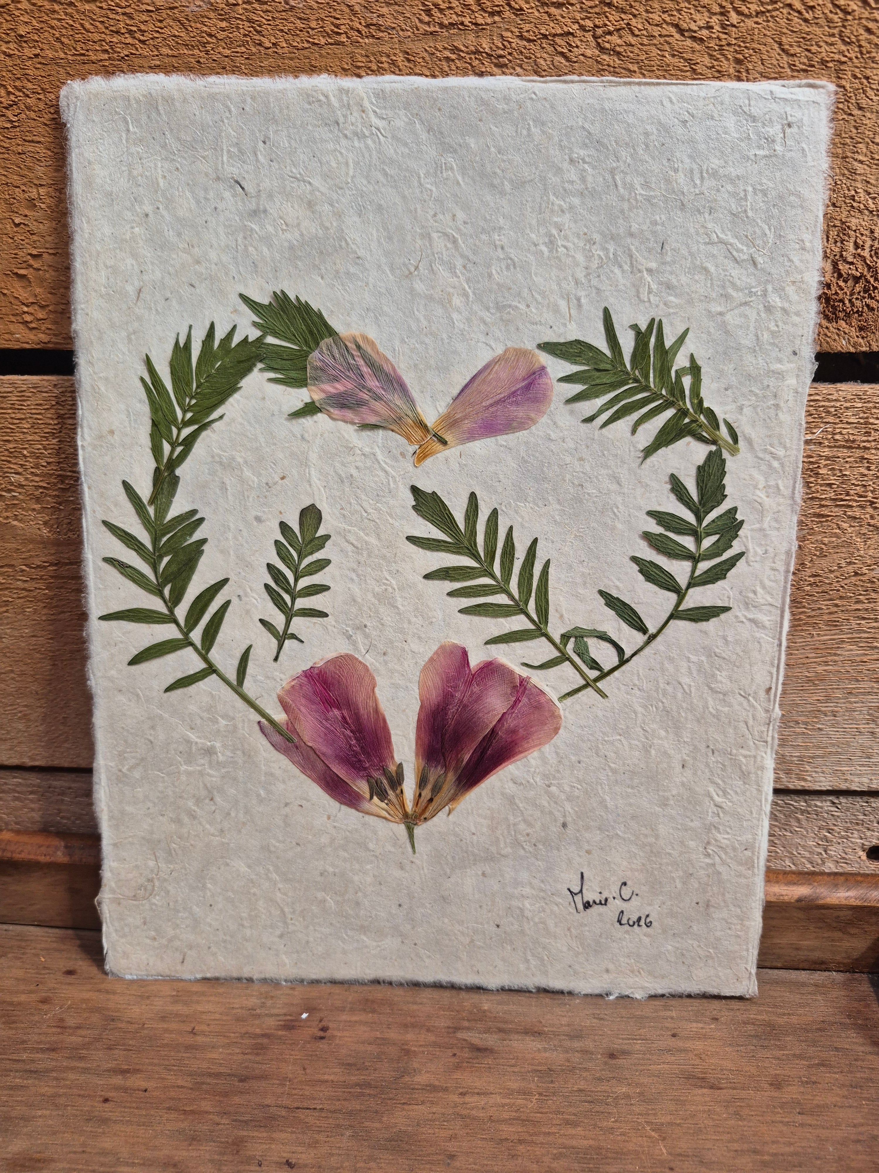 Composition florale artisanale sur papier Lokta, 